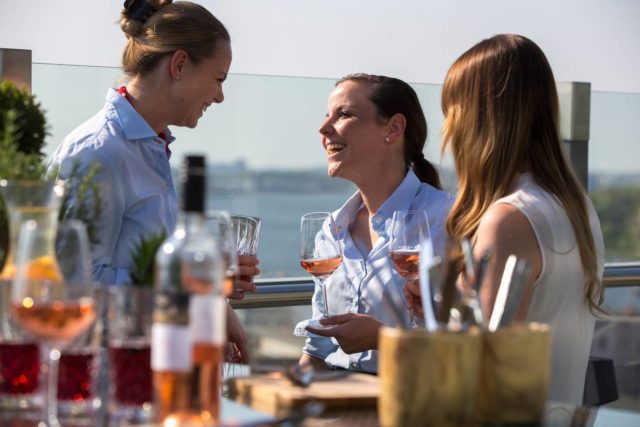Gut gefüllte Theke auf der Rooftop Bar Rostock